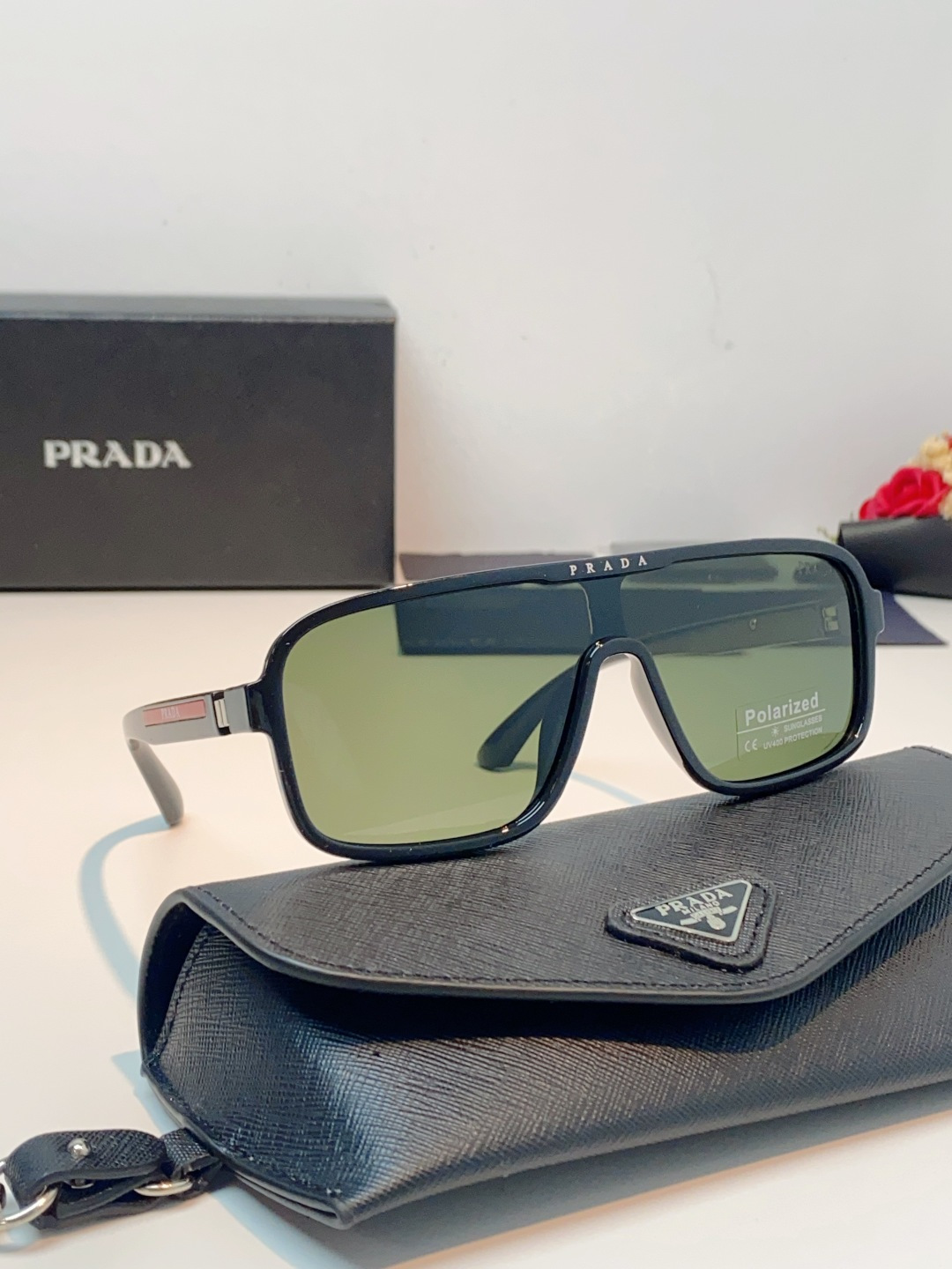 Prada普拉达 2026新款一眼沦陷的奢潮设计，解锁全年穿搭高光，普拉达这款大框飞行员太阳镜，把复古运