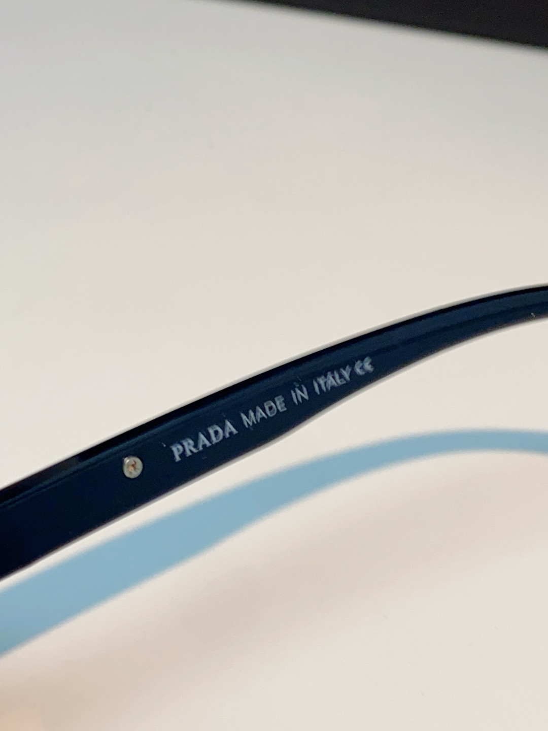Prada普拉达 2026新款一眼沦陷的奢潮设计，解锁全年穿搭高光，普拉达这款大框飞行员太阳镜，把复古运