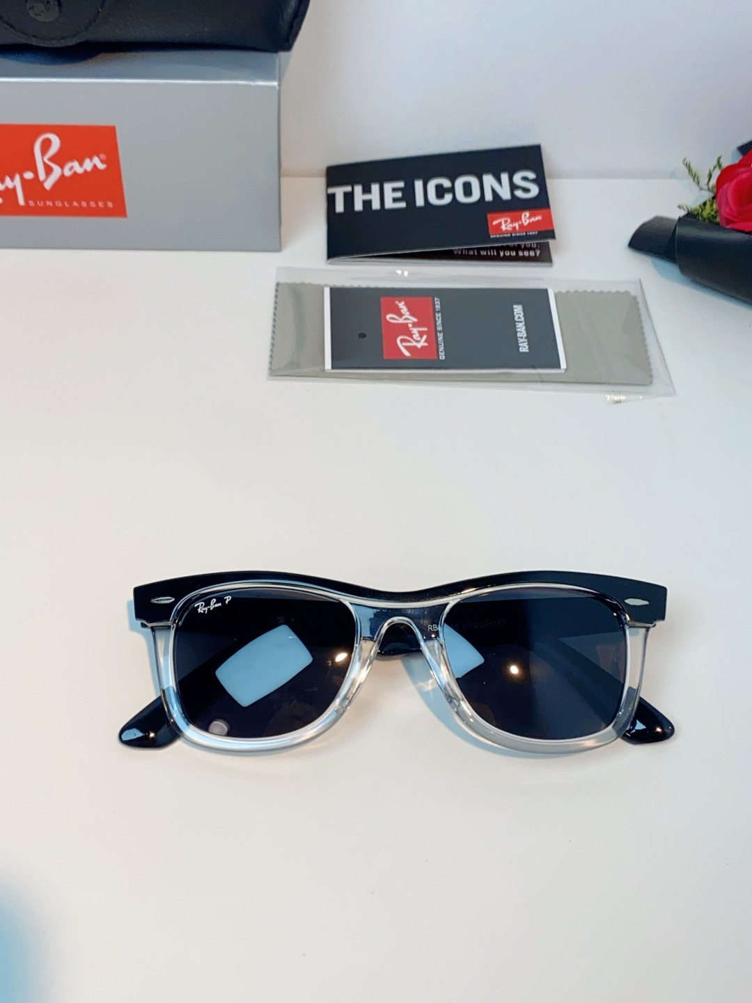 RayBan雷朋 2026新款撞色经典框墨镜✨ 经典Wayfarer复古方型镜框，黑白极简撞色设计，高级