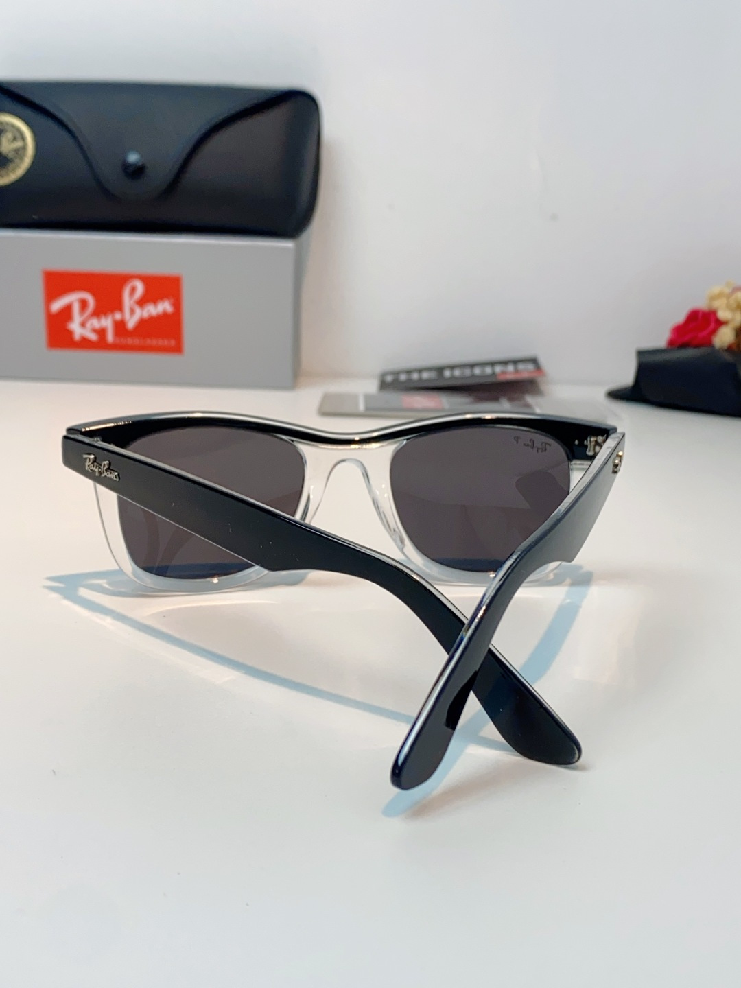 RayBan雷朋 2026新款撞色经典框墨镜✨ 经典Wayfarer复古方型镜框，黑白极简撞色设计，高级