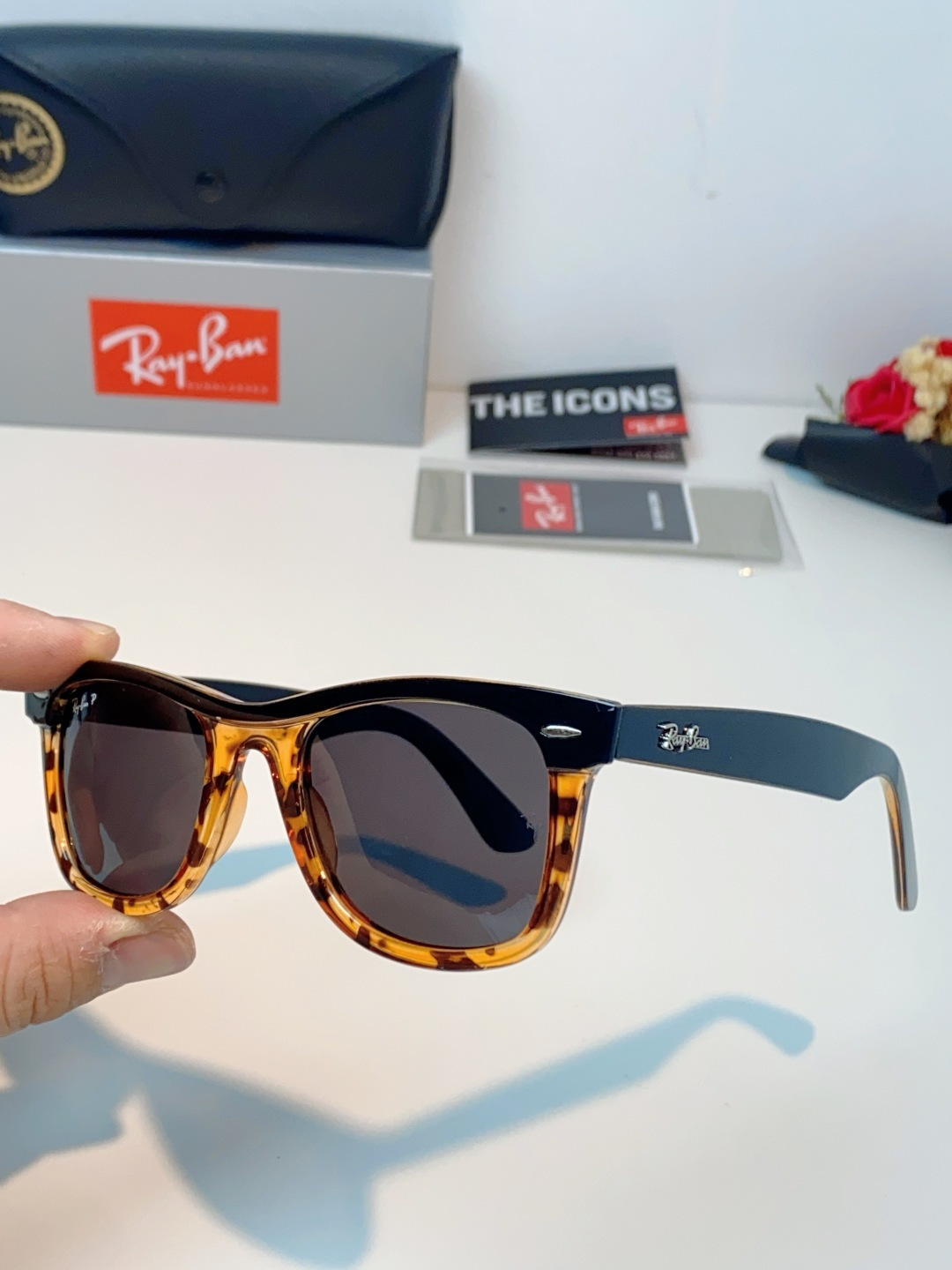 RayBan雷朋 2026新款撞色经典框墨镜✨ 经典Wayfarer复古方型镜框，黑白极简撞色设计，高级