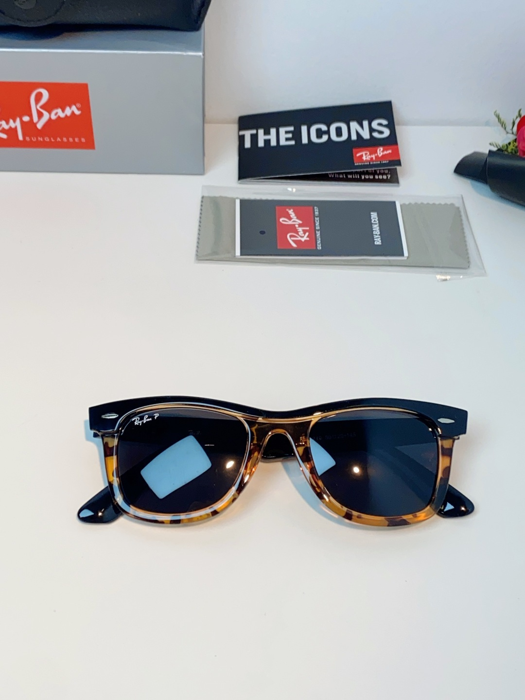 RayBan雷朋 2026新款撞色经典框墨镜✨ 经典Wayfarer复古方型镜框，黑白极简撞色设计，高级