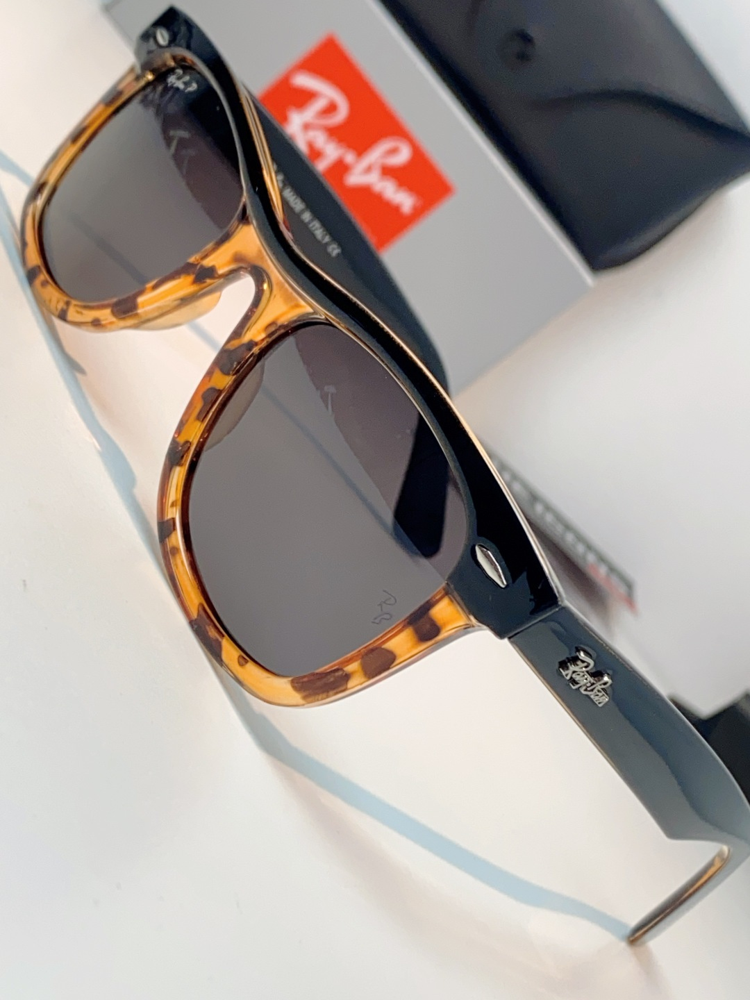RayBan雷朋 2026新款撞色经典框墨镜✨ 经典Wayfarer复古方型镜框，黑白极简撞色设计，高级