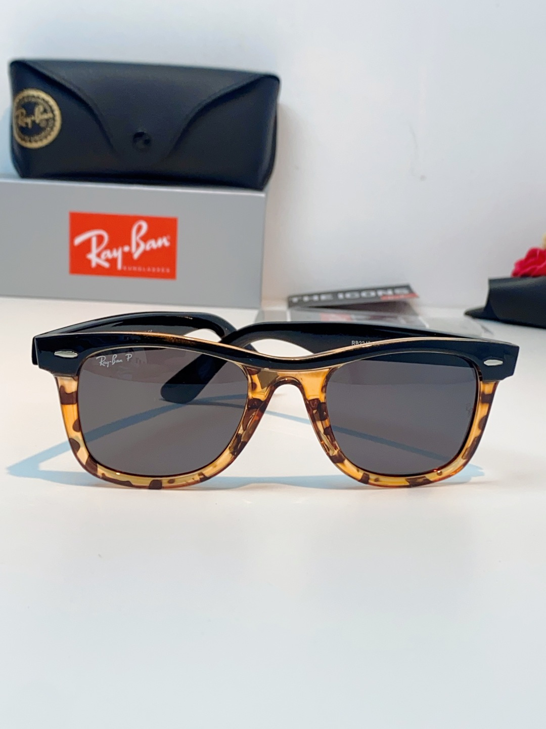 RayBan雷朋 2026新款撞色经典框墨镜✨ 经典Wayfarer复古方型镜框，黑白极简撞色设计，高级