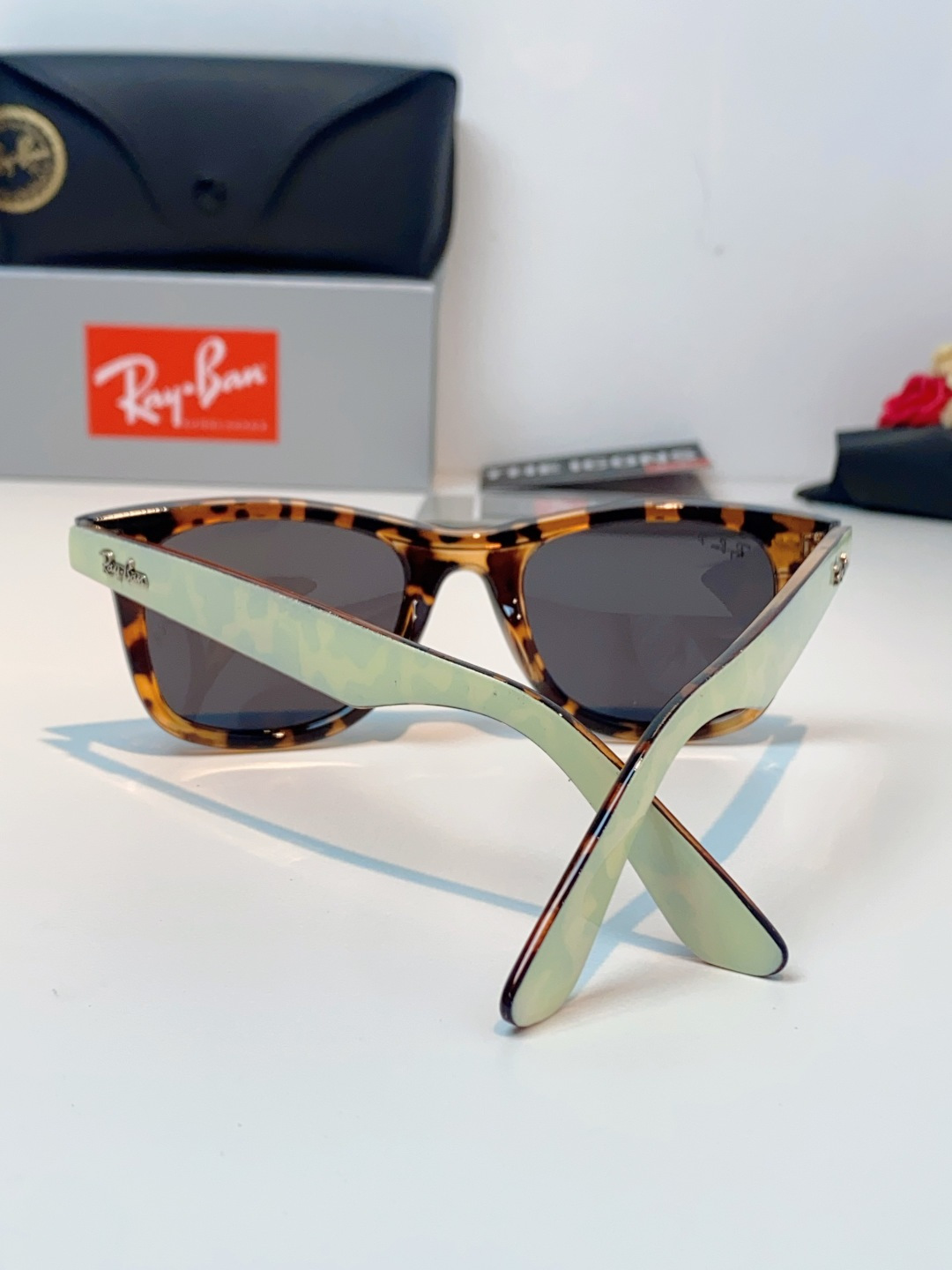 RayBan雷朋 2026新款撞色经典框墨镜✨ 经典Wayfarer复古方型镜框，黑白极简撞色设计，高级
