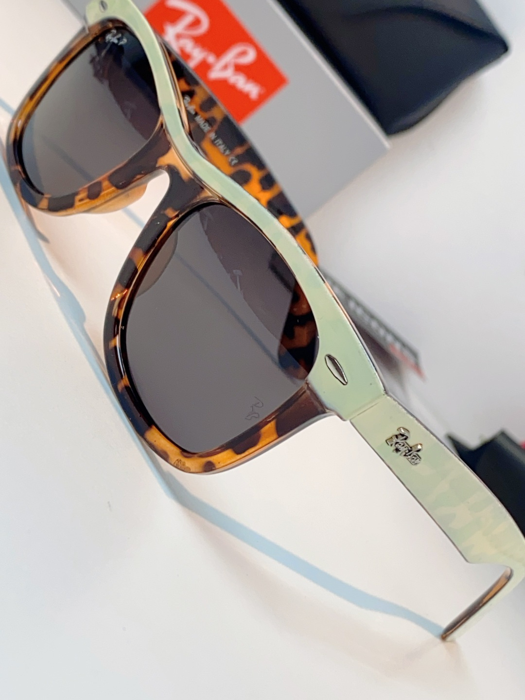 RayBan雷朋 2026新款撞色经典框墨镜✨ 经典Wayfarer复古方型镜框，黑白极简撞色设计，高级