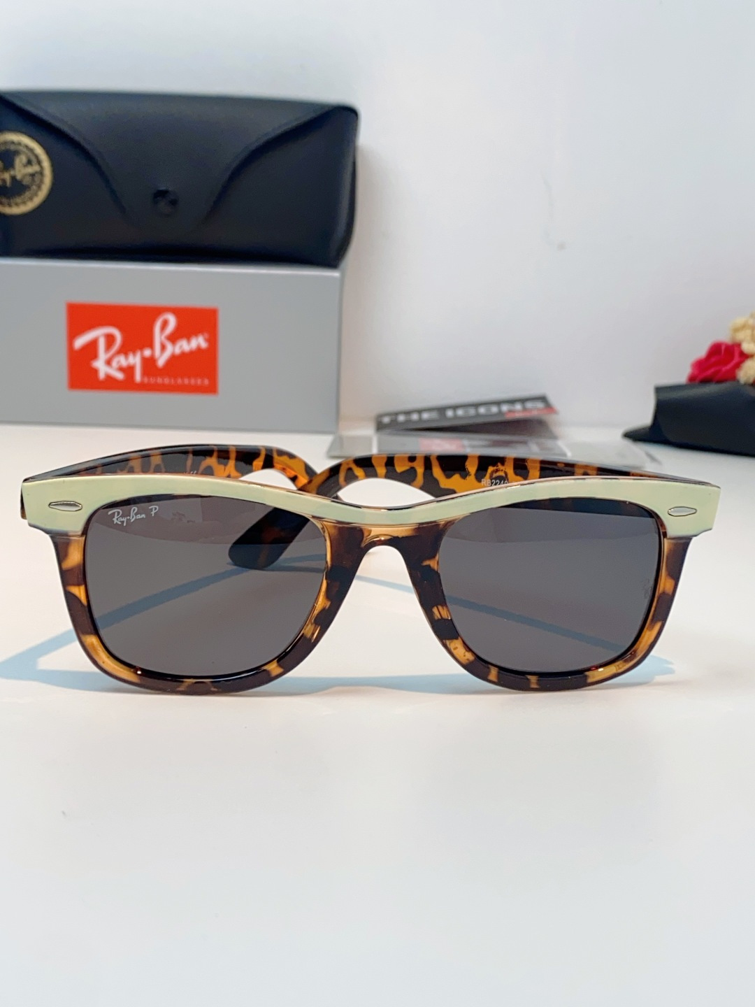 RayBan雷朋 2026新款撞色经典框墨镜✨ 经典Wayfarer复古方型镜框，黑白极简撞色设计，高级