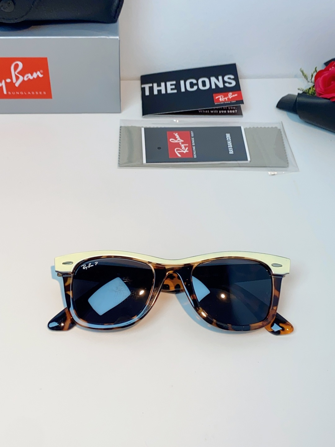 RayBan雷朋 2026新款撞色经典框墨镜✨ 经典Wayfarer复古方型镜框，黑白极简撞色设计，高级