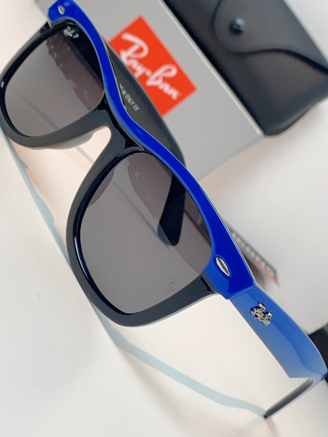 RayBan雷朋 2026新款撞色经典框墨镜✨ 经典Wayfarer复古方型镜框，黑白极简撞色设计，高级