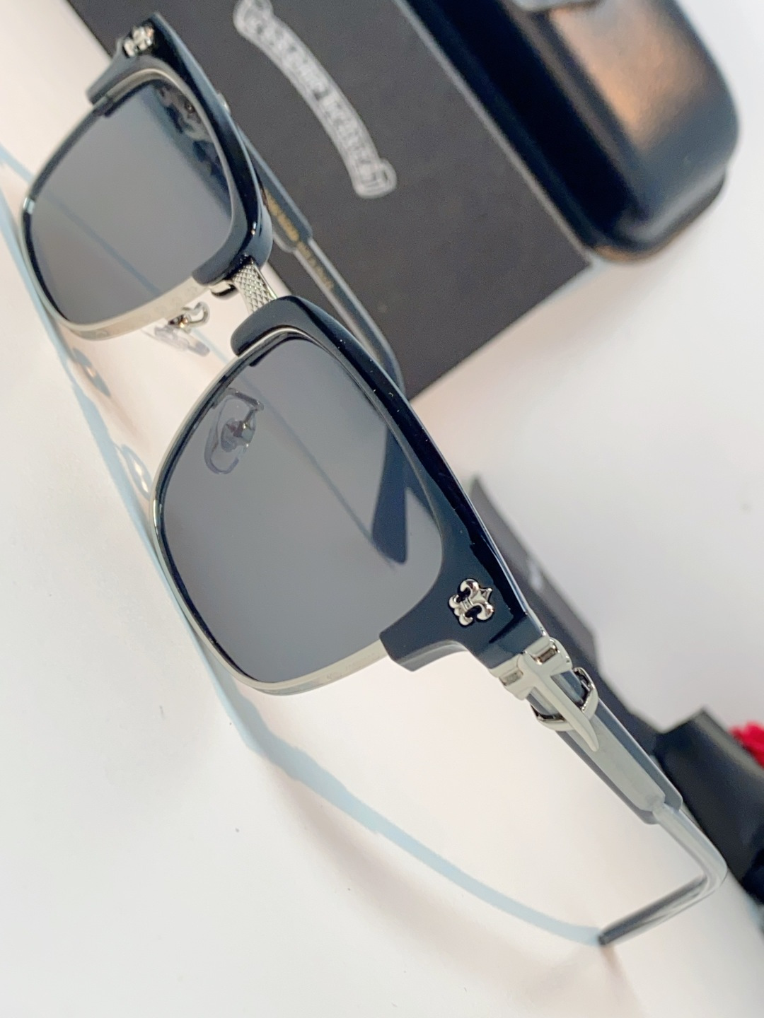 ChromeHearts 克罗心半框眼镜｜高级痞帅氛围感天花板✨复古轻奢克罗心经典眉架镜框，黑金撞色质感