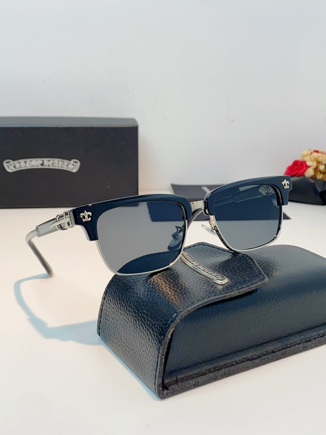 ChromeHearts 克罗心半框眼镜｜高级痞帅氛围感天花板✨复古轻奢克罗心经典眉架镜框，黑金撞色质感