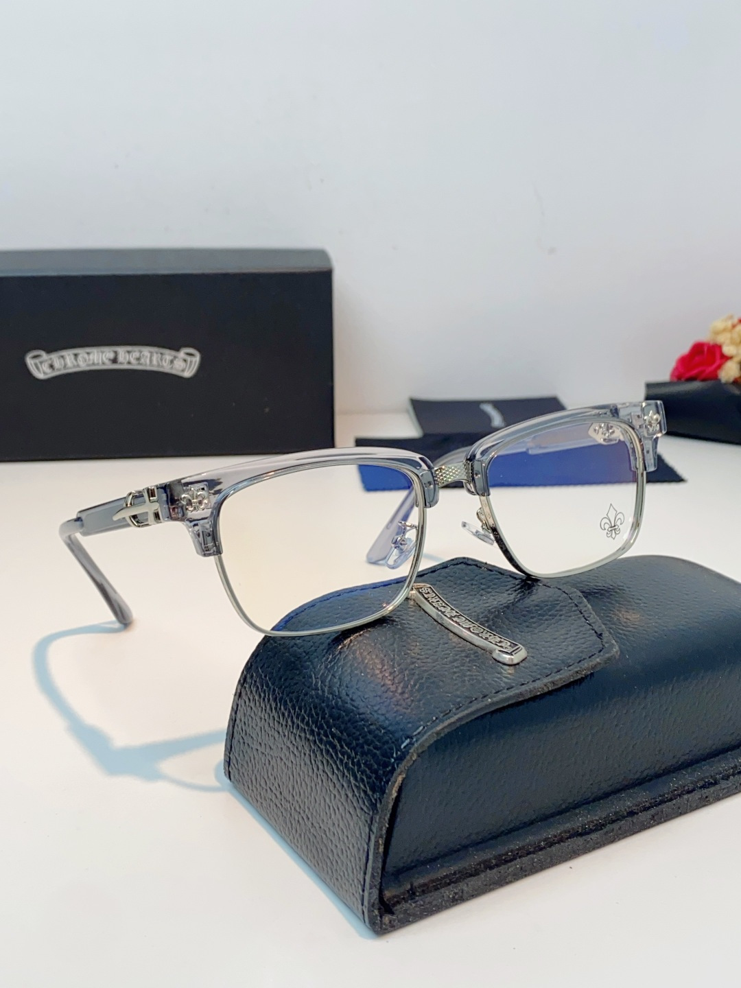 ChromeHearts 克罗心半框眼镜｜高级痞帅氛围感天花板✨复古轻奢克罗心经典眉架镜框，黑金撞色质感