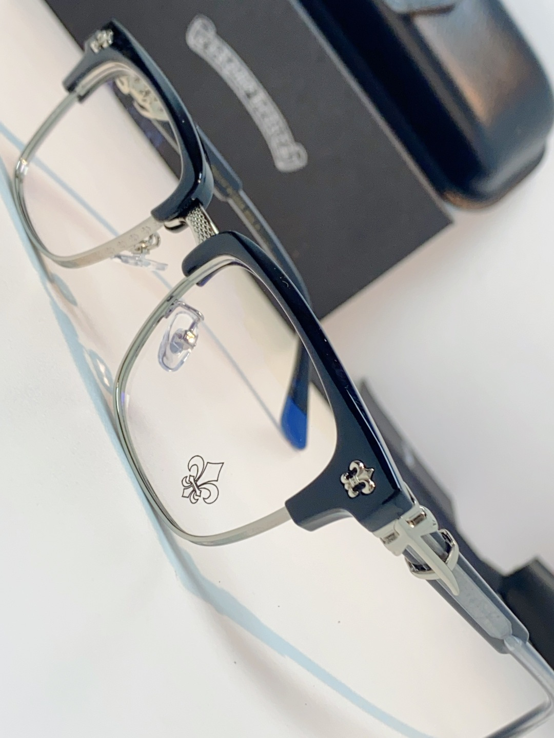 ChromeHearts 克罗心半框眼镜｜高级痞帅氛围感天花板✨复古轻奢克罗心经典眉架镜框，黑金撞色质感