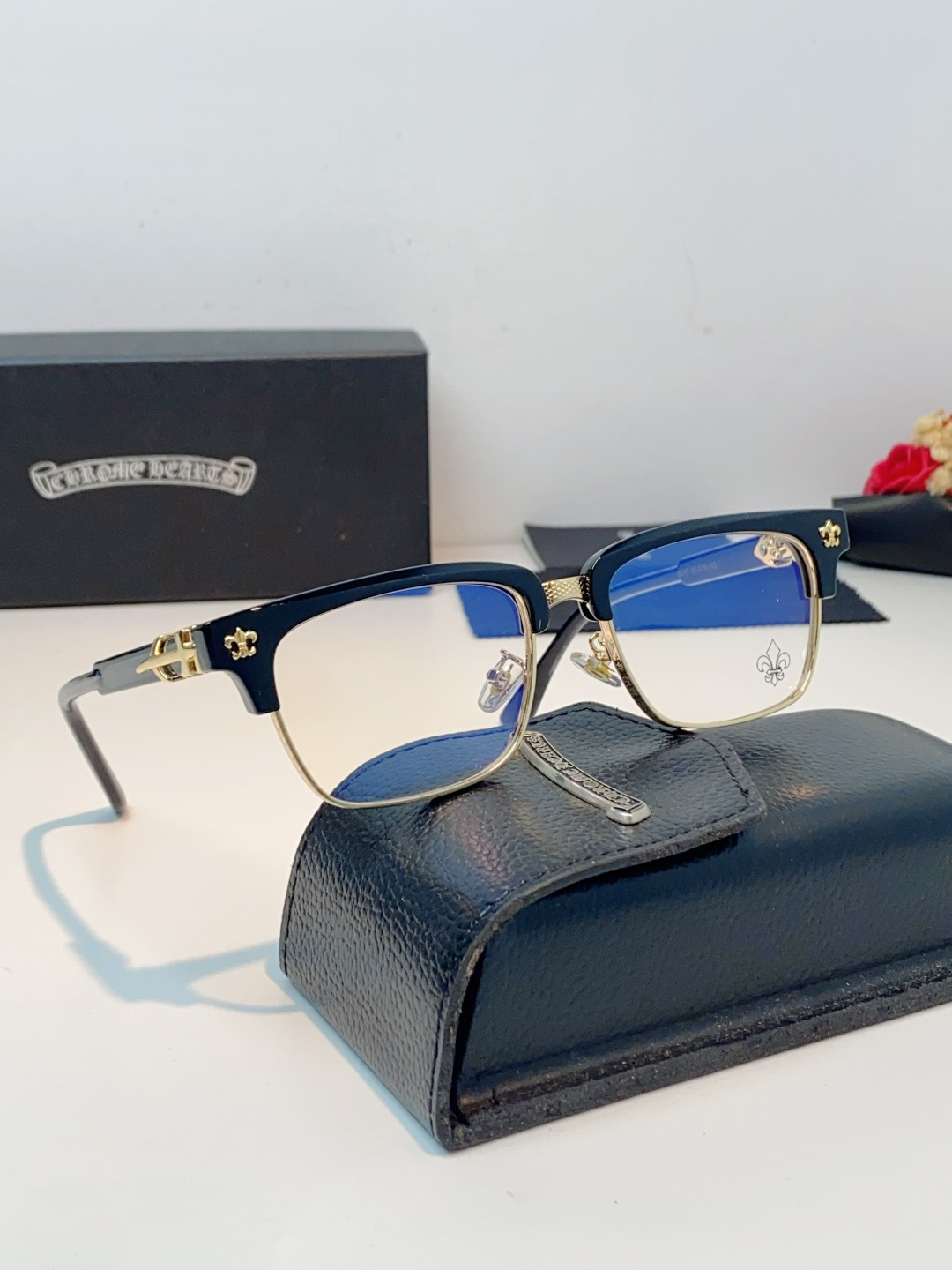 ChromeHearts 克罗心半框眼镜｜高级痞帅氛围感天花板✨复古轻奢克罗心经典眉架镜框，黑金撞色质感