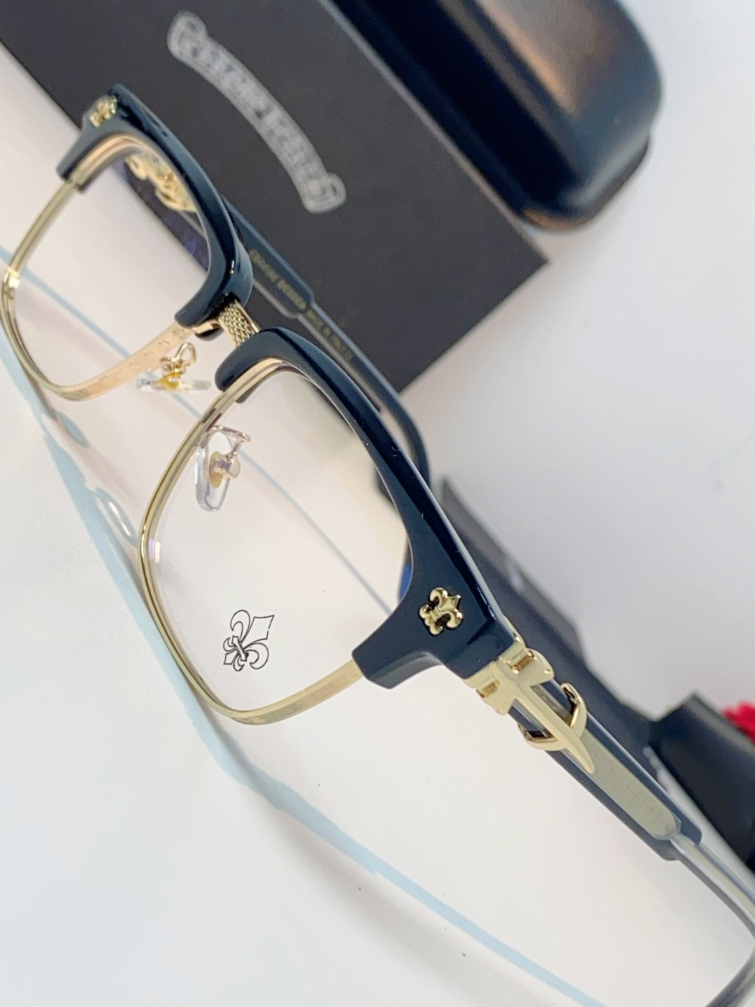 ChromeHearts 克罗心半框眼镜｜高级痞帅氛围感天花板✨复古轻奢克罗心经典眉架镜框，黑金撞色质感