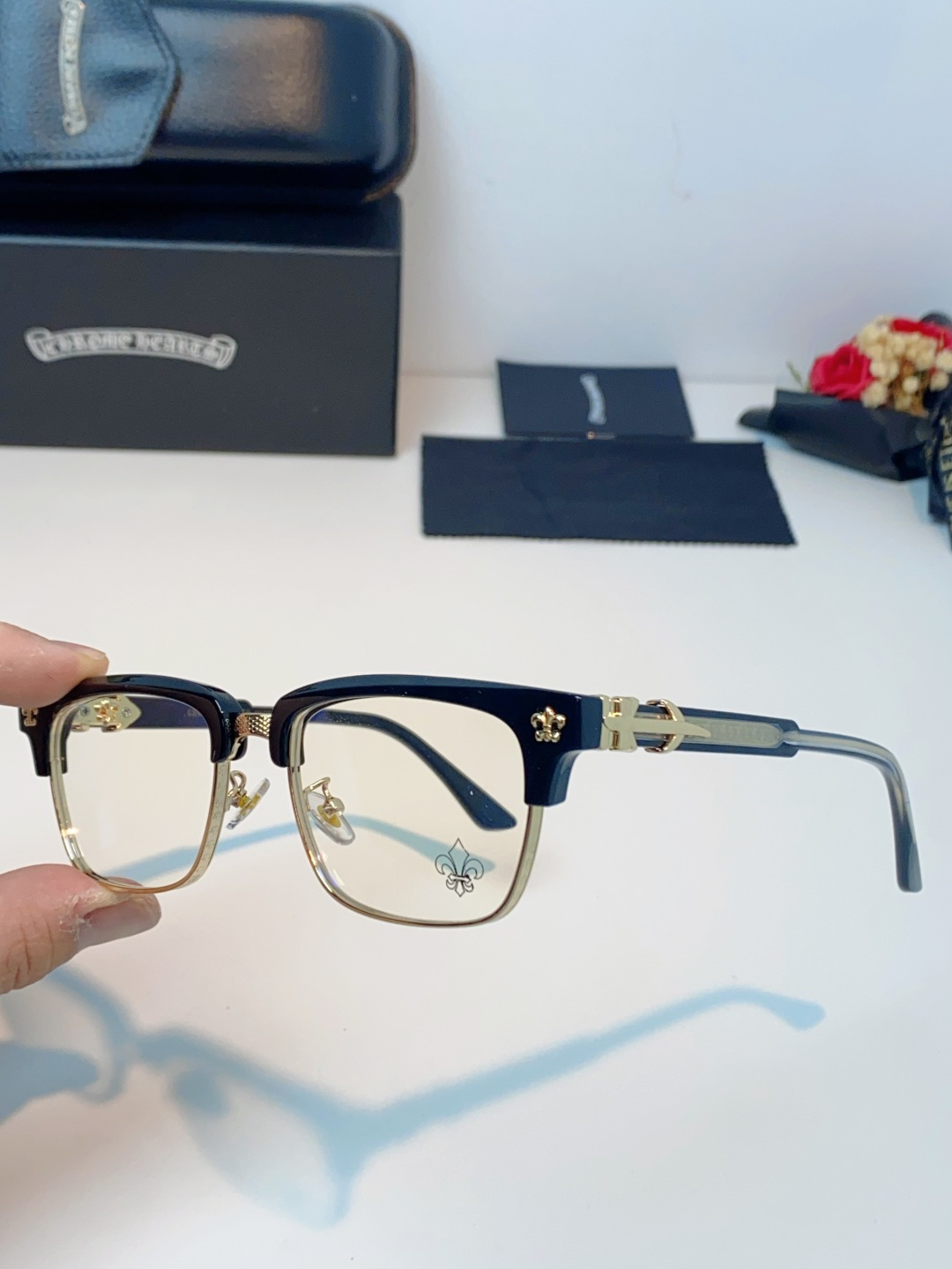 ChromeHearts 克罗心半框眼镜｜高级痞帅氛围感天花板✨复古轻奢克罗心经典眉架镜框，黑金撞色质感