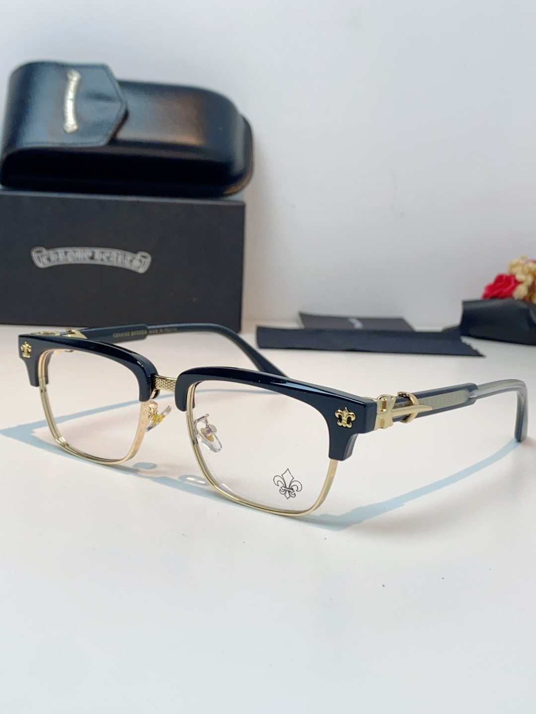 ChromeHearts 克罗心半框眼镜｜高级痞帅氛围感天花板✨复古轻奢克罗心经典眉架镜框，黑金撞色质感