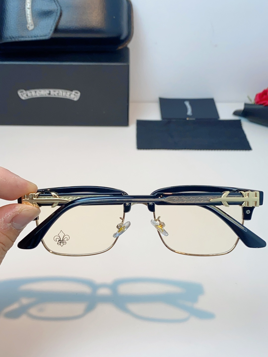 ChromeHearts 克罗心半框眼镜｜高级痞帅氛围感天花板✨复古轻奢克罗心经典眉架镜框，黑金撞色质感