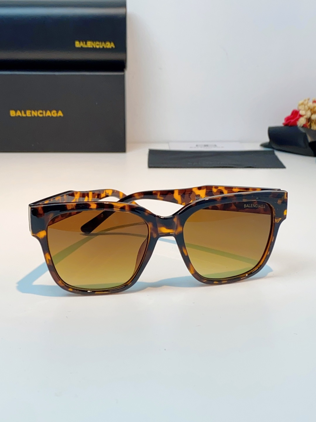 🔺BALENCIA巴黎世家🔻（⚠⚠正品是单边镜腿logo）但这款的工艺水准还是很高的，镜腿大B的logo