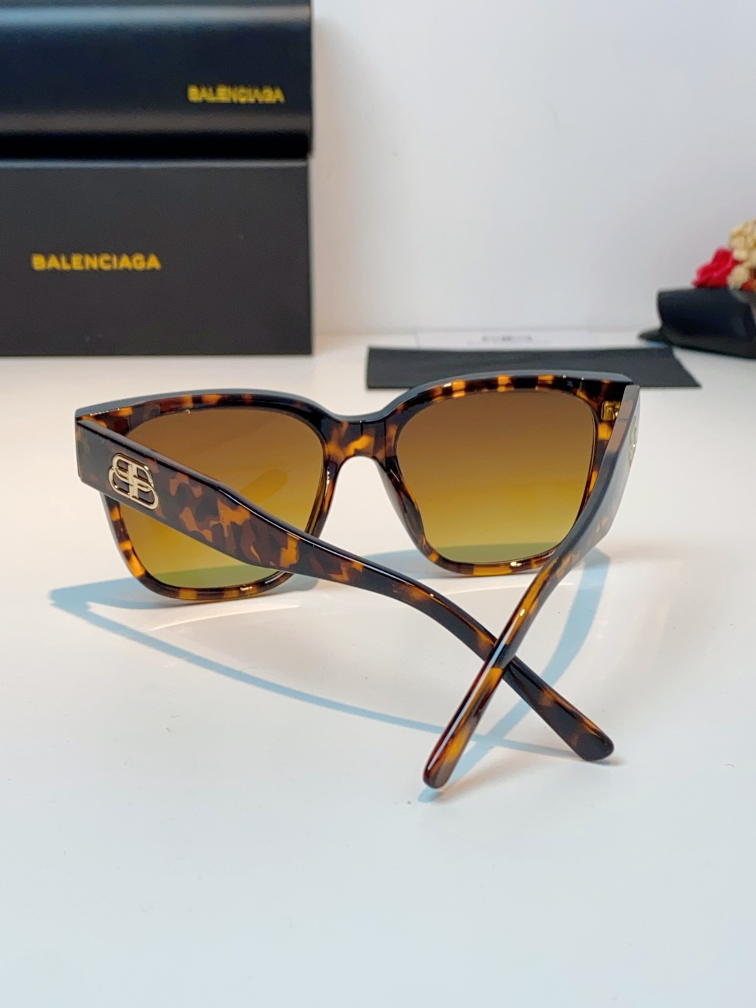 🔺BALENCIA巴黎世家🔻（⚠⚠正品是单边镜腿logo）但这款的工艺水准还是很高的，镜腿大B的logo