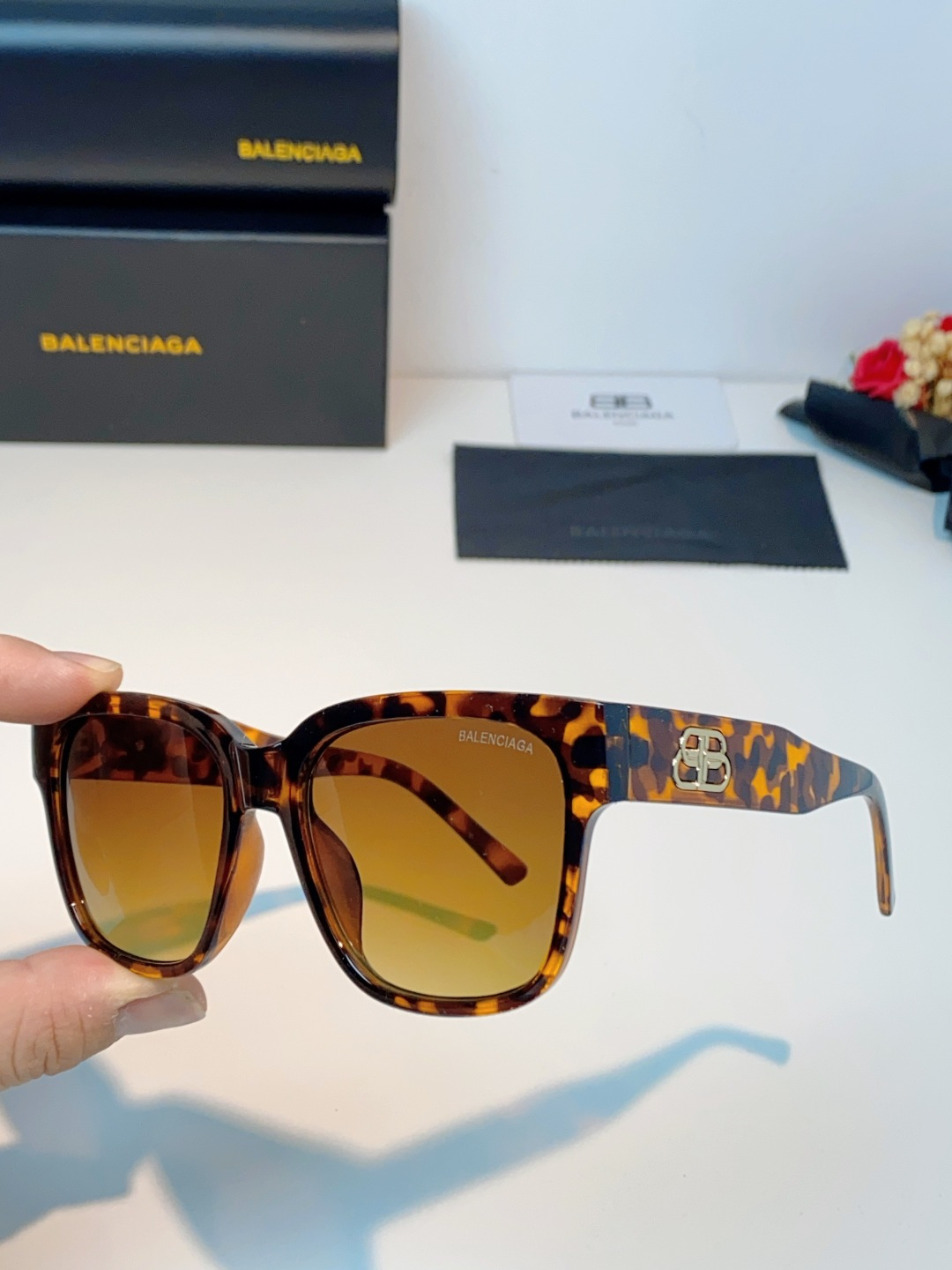 🔺BALENCIA巴黎世家🔻（⚠⚠正品是单边镜腿logo）但这款的工艺水准还是很高的，镜腿大B的logo