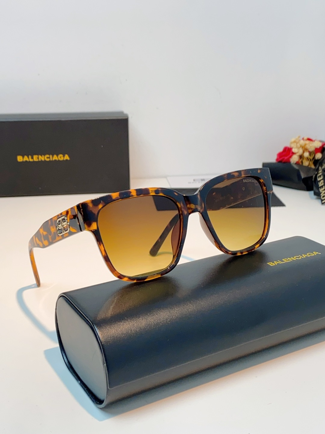🔺BALENCIA巴黎世家🔻（⚠⚠正品是单边镜腿logo）但这款的工艺水准还是很高的，镜腿大B的logo