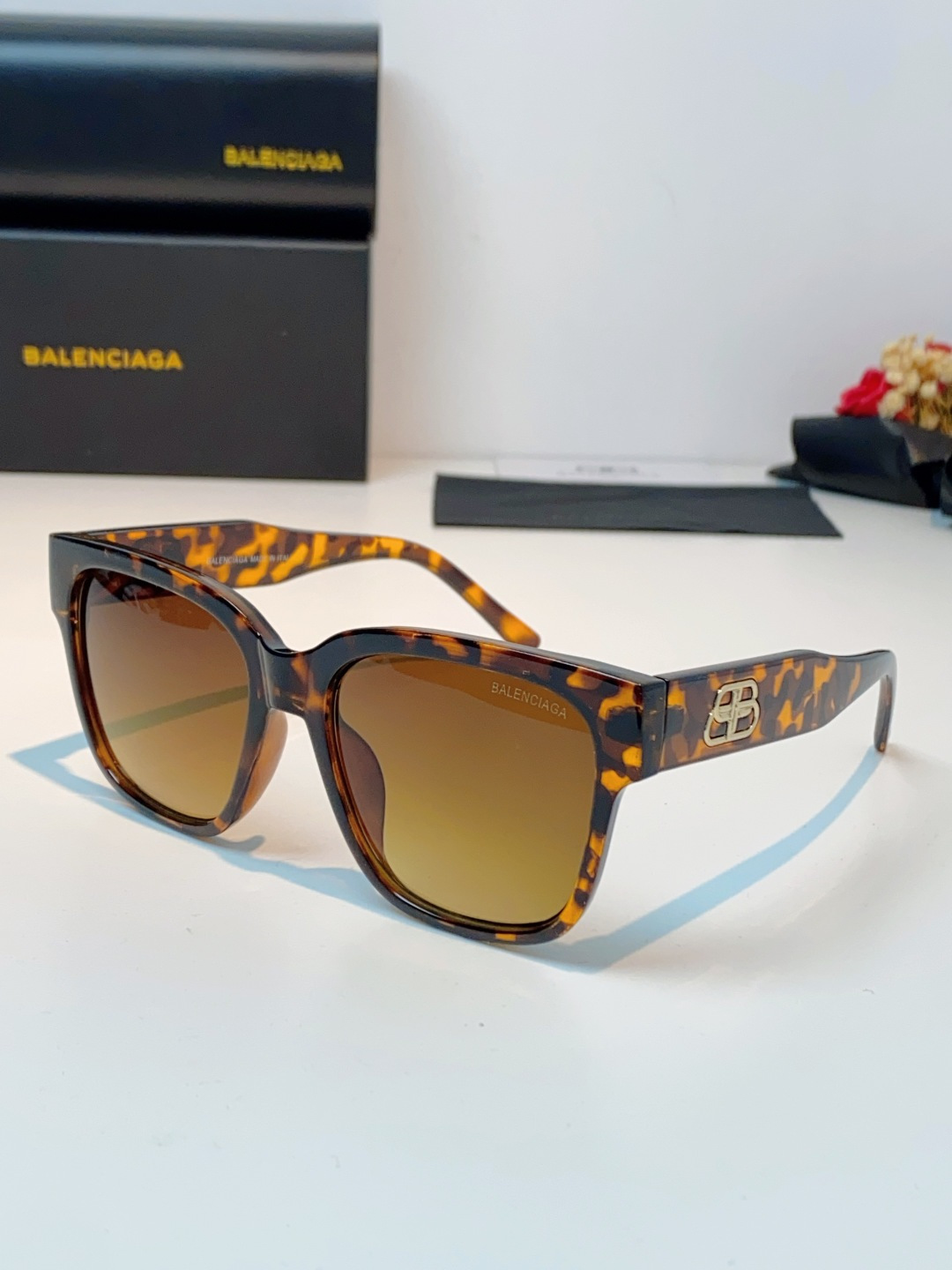 🔺BALENCIA巴黎世家🔻（⚠⚠正品是单边镜腿logo）但这款的工艺水准还是很高的，镜腿大B的logo