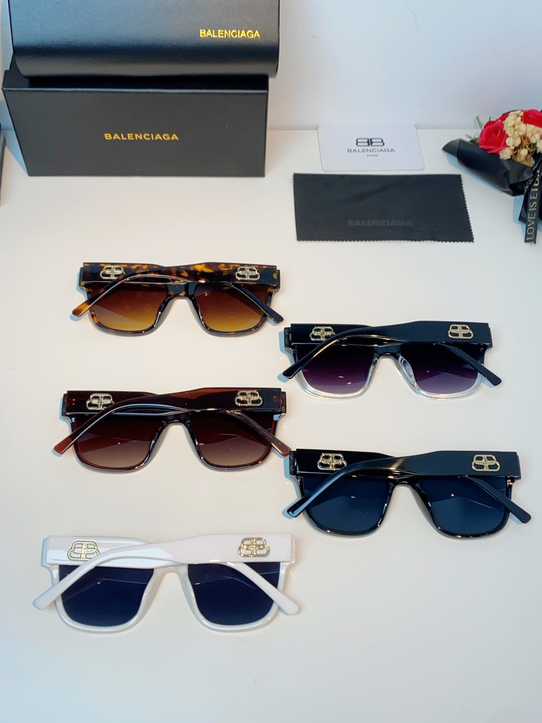 🔺BALENCIA巴黎世家🔻（⚠⚠正品是单边镜腿logo）但这款的工艺水准还是很高的，镜腿大B的logo