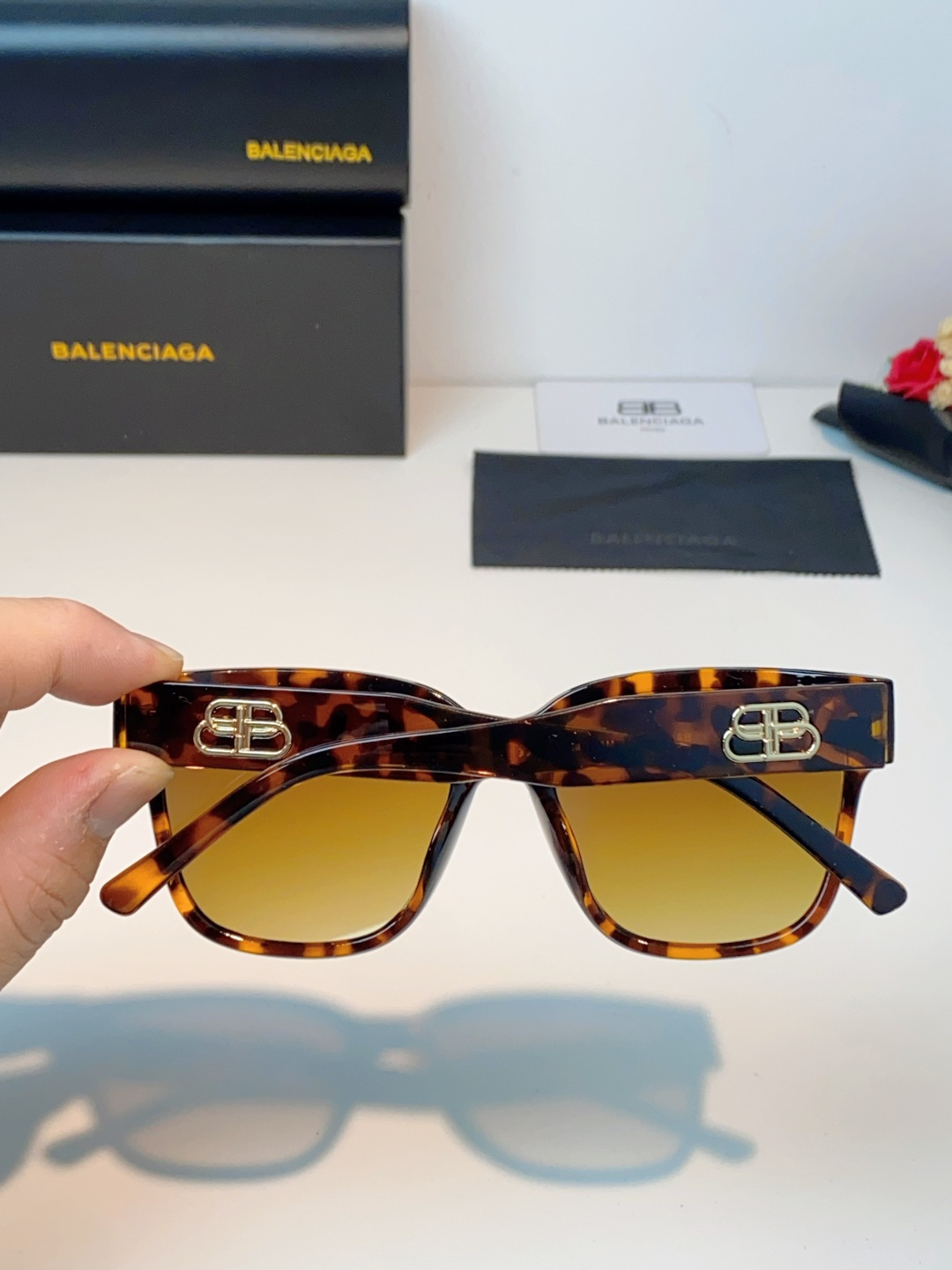 🔺BALENCIA巴黎世家🔻（⚠⚠正品是单边镜腿logo）但这款的工艺水准还是很高的，镜腿大B的logo