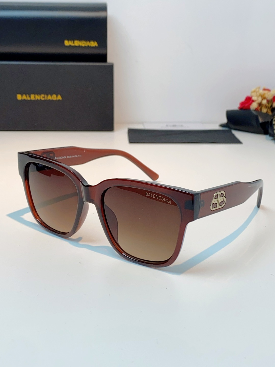 🔺BALENCIA巴黎世家🔻（⚠⚠正品是单边镜腿logo）但这款的工艺水准还是很高的，镜腿大B的logo