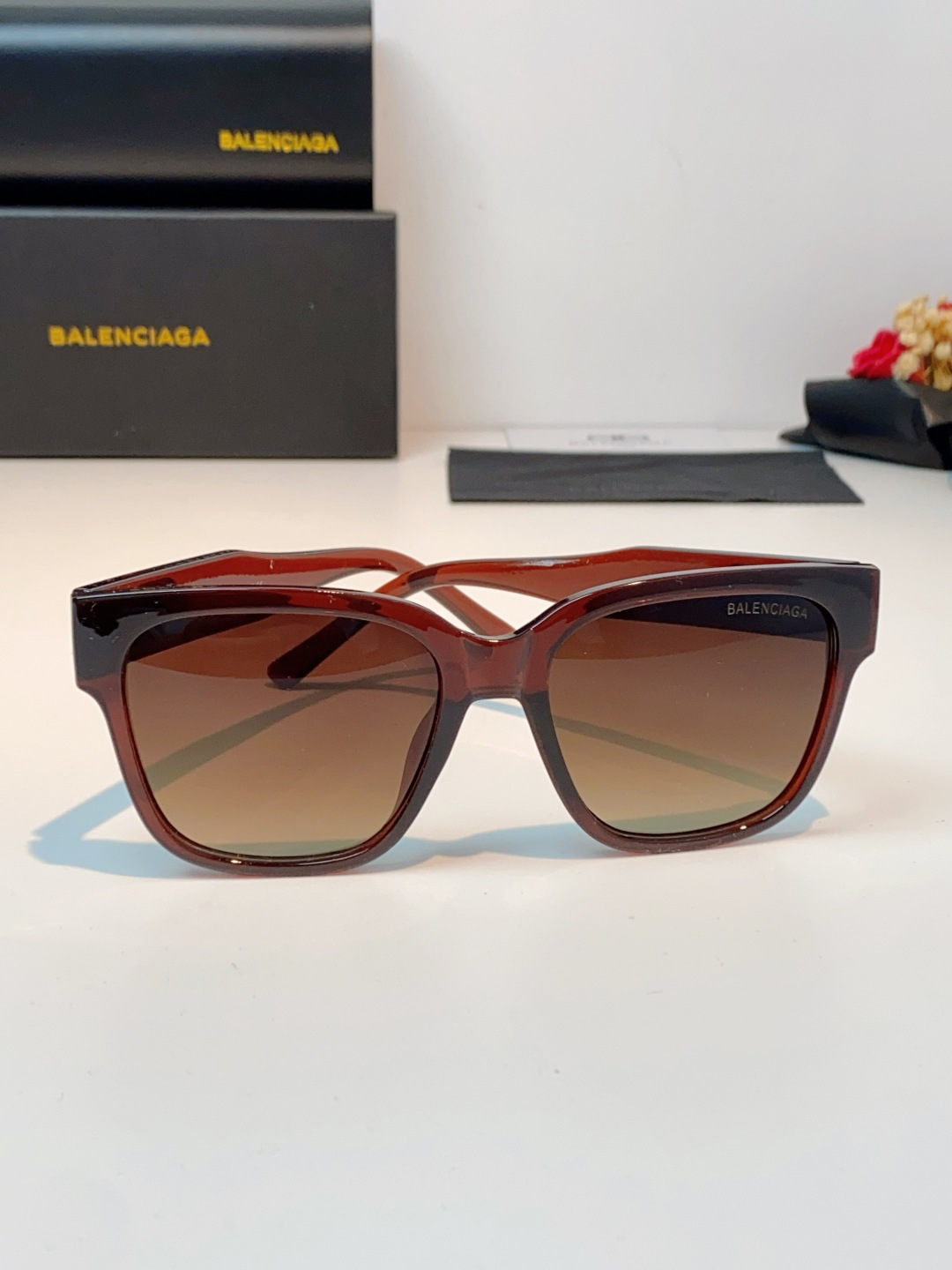 🔺BALENCIA巴黎世家🔻（⚠⚠正品是单边镜腿logo）但这款的工艺水准还是很高的，镜腿大B的logo
