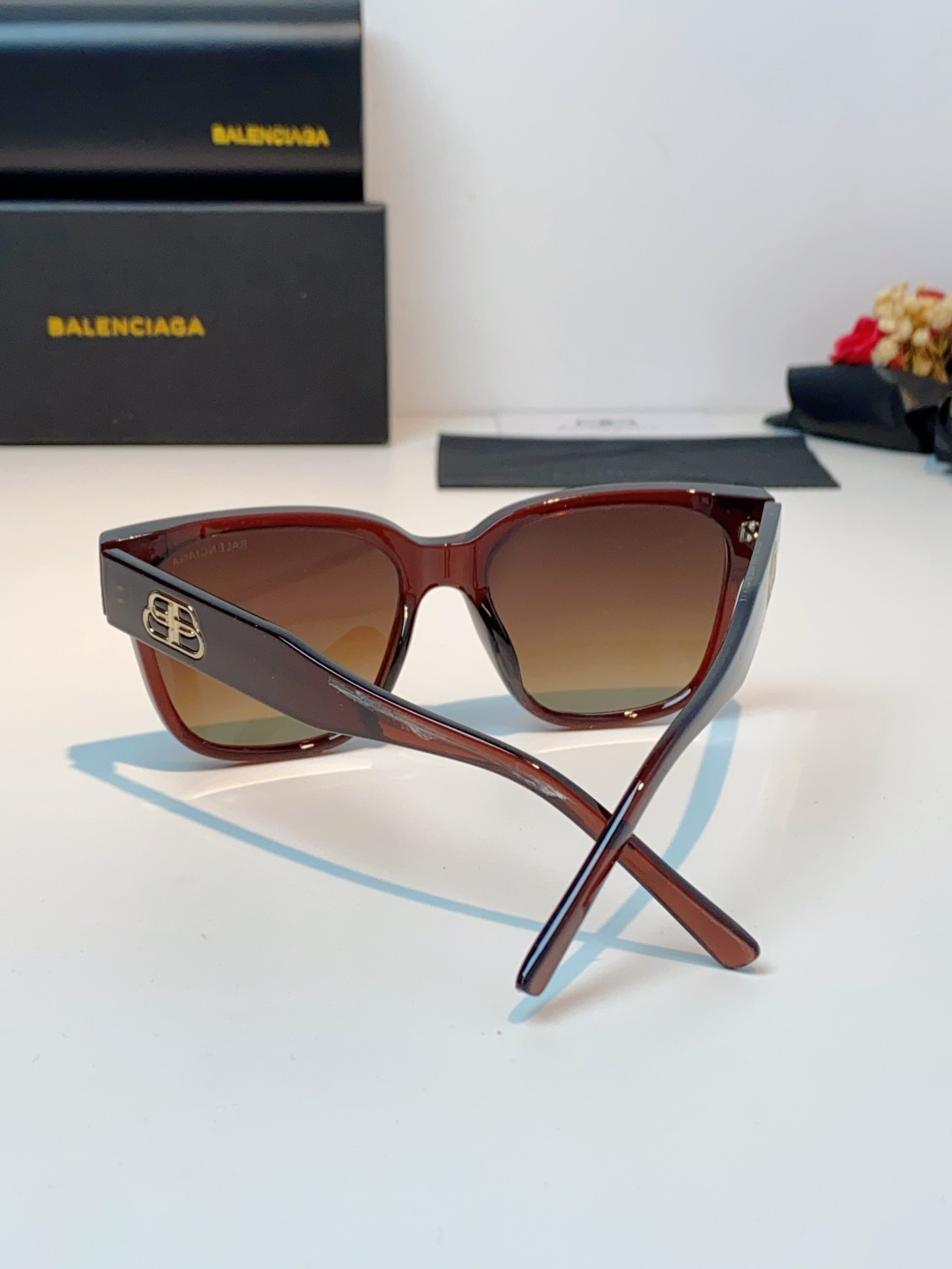 🔺BALENCIA巴黎世家🔻（⚠⚠正品是单边镜腿logo）但这款的工艺水准还是很高的，镜腿大B的logo