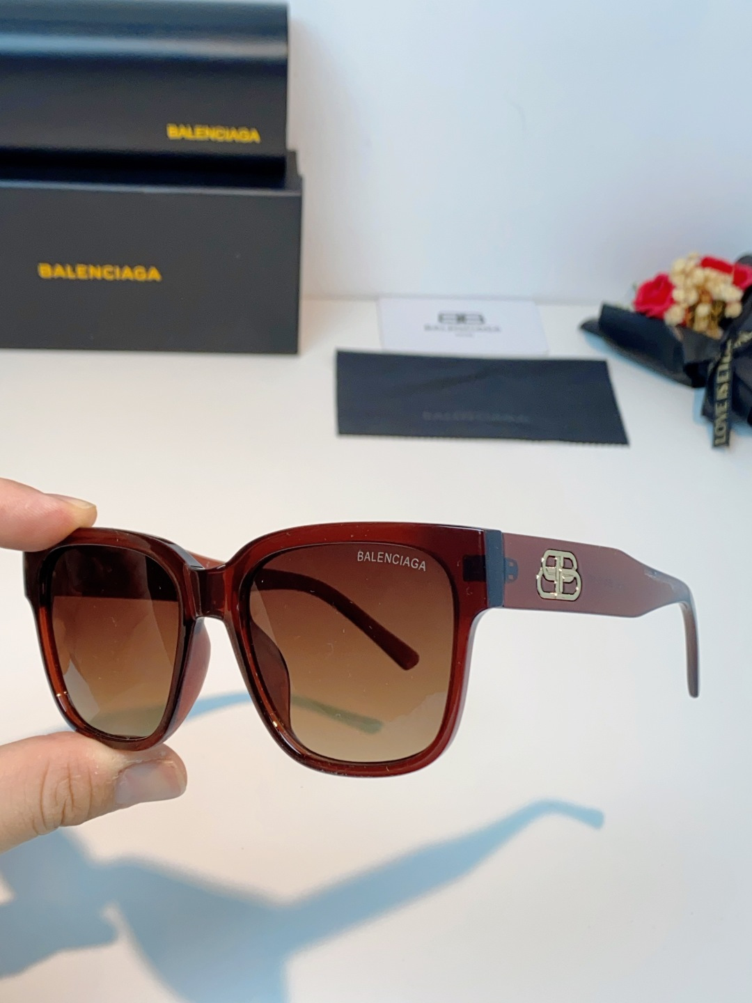 🔺BALENCIA巴黎世家🔻（⚠⚠正品是单边镜腿logo）但这款的工艺水准还是很高的，镜腿大B的logo