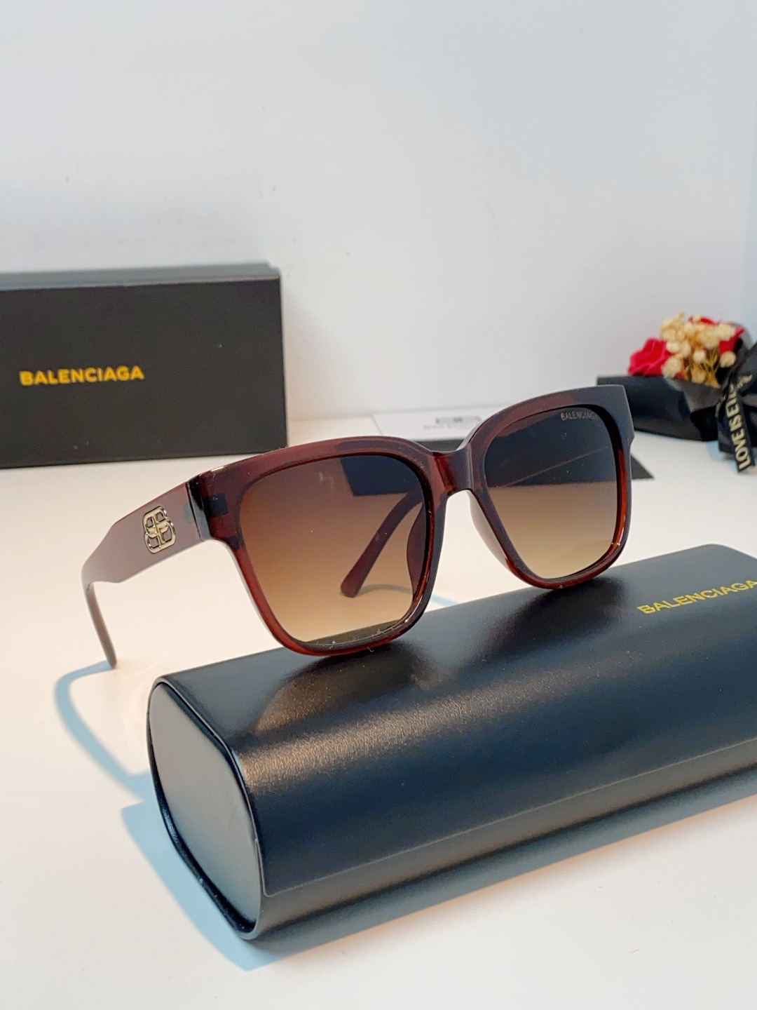 🔺BALENCIA巴黎世家🔻（⚠⚠正品是单边镜腿logo）但这款的工艺水准还是很高的，镜腿大B的logo