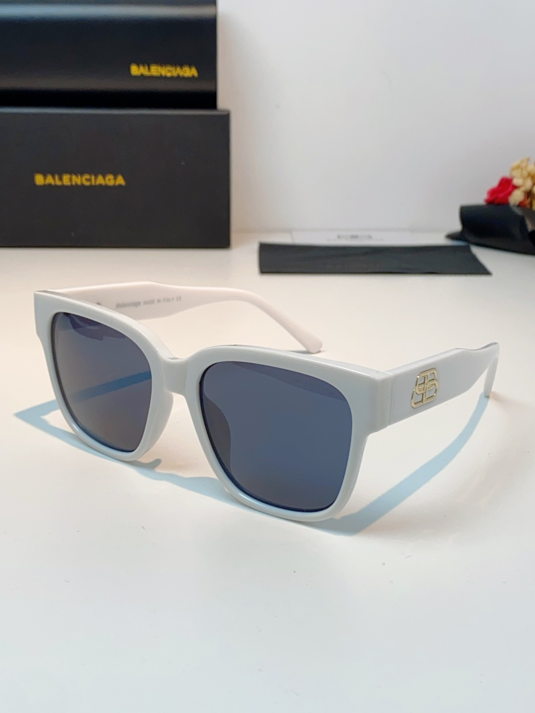 🔺BALENCIA巴黎世家🔻（⚠⚠正品是单边镜腿logo）但这款的工艺水准还是很高的，镜腿大B的logo
