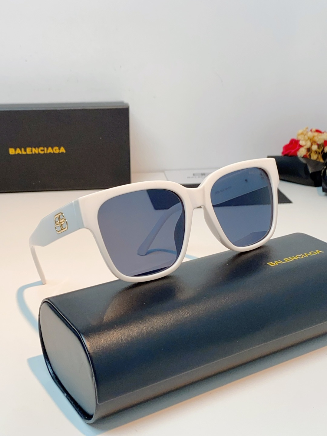 🔺BALENCIA巴黎世家🔻（⚠⚠正品是单边镜腿logo）但这款的工艺水准还是很高的，镜腿大B的logo