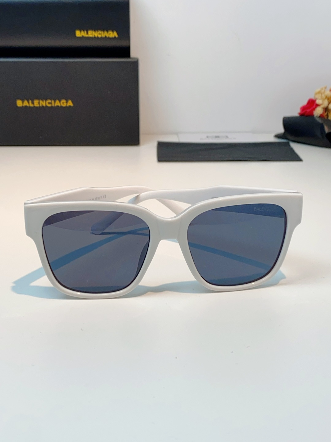 🔺BALENCIA巴黎世家🔻（⚠⚠正品是单边镜腿logo）但这款的工艺水准还是很高的，镜腿大B的logo