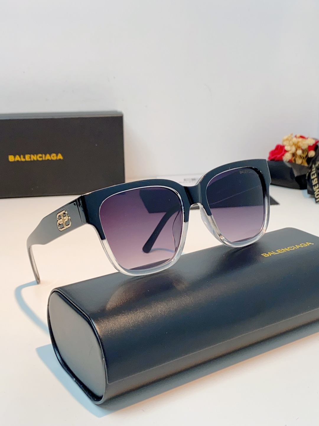 🔺BALENCIA巴黎世家🔻（⚠⚠正品是单边镜腿logo）但这款的工艺水准还是很高的，镜腿大B的logo