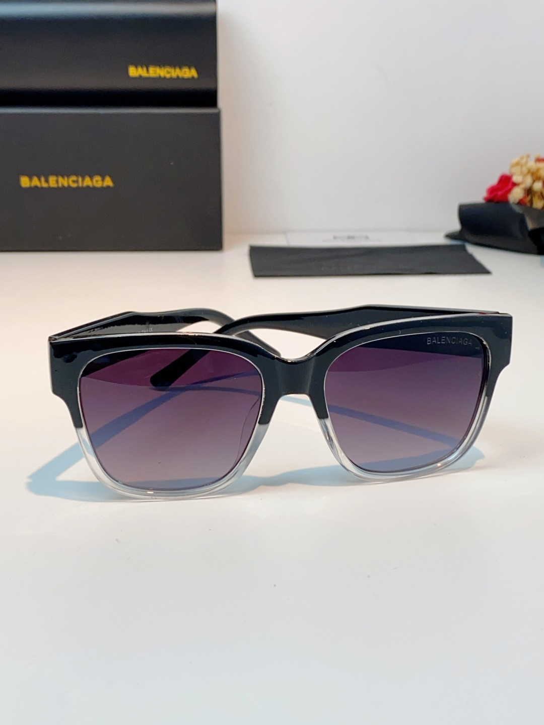 🔺BALENCIA巴黎世家🔻（⚠⚠正品是单边镜腿logo）但这款的工艺水准还是很高的，镜腿大B的logo