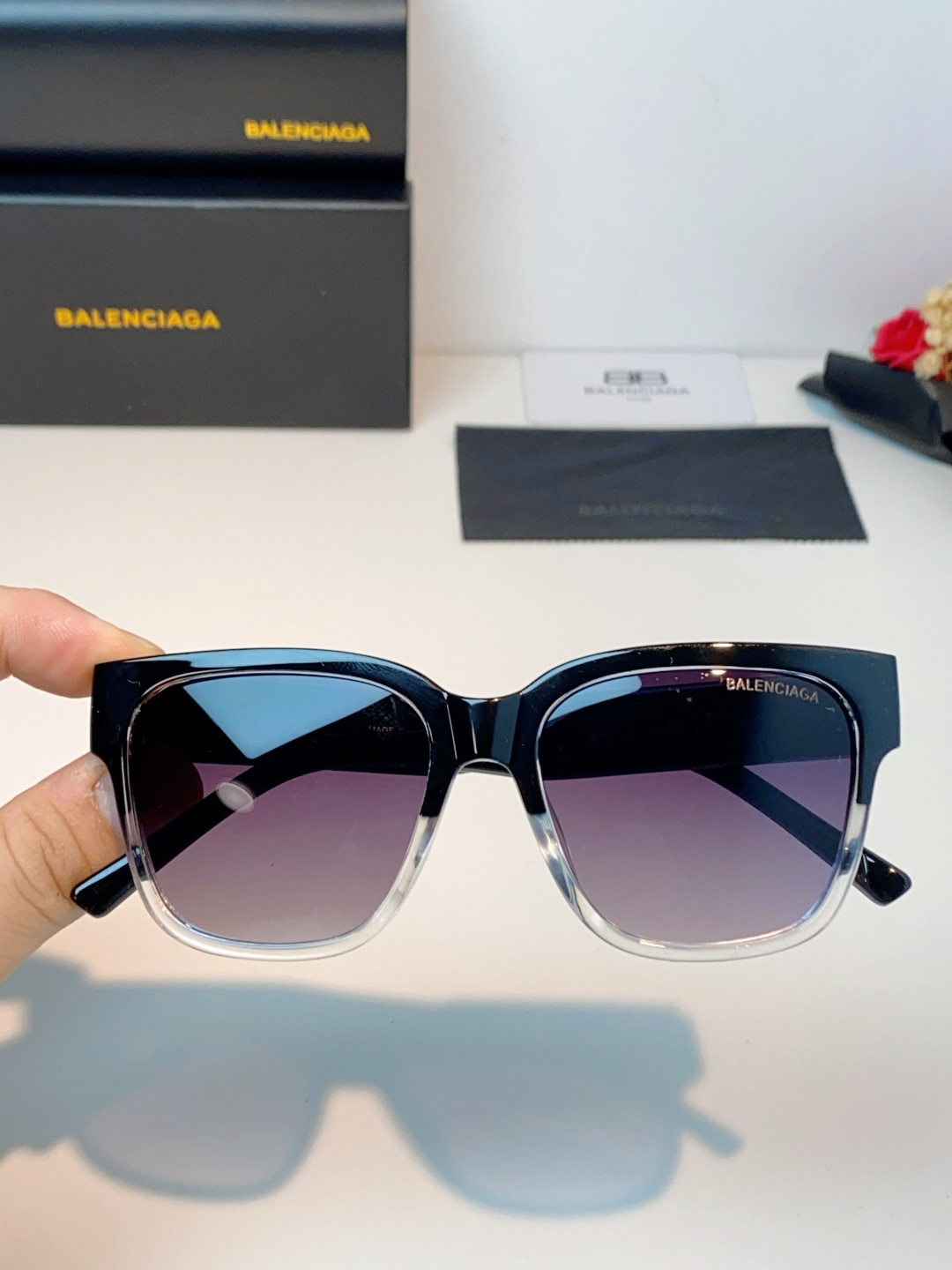🔺BALENCIA巴黎世家🔻（⚠⚠正品是单边镜腿logo）但这款的工艺水准还是很高的，镜腿大B的logo