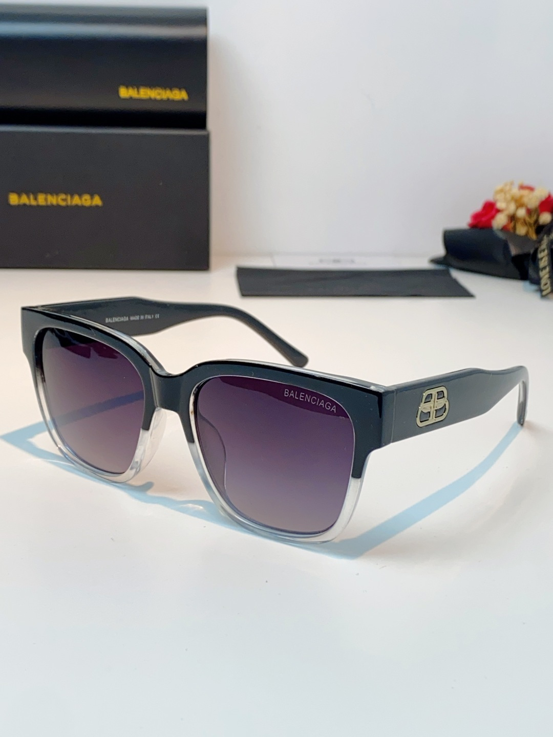 🔺BALENCIA巴黎世家🔻（⚠⚠正品是单边镜腿logo）但这款的工艺水准还是很高的，镜腿大B的logo