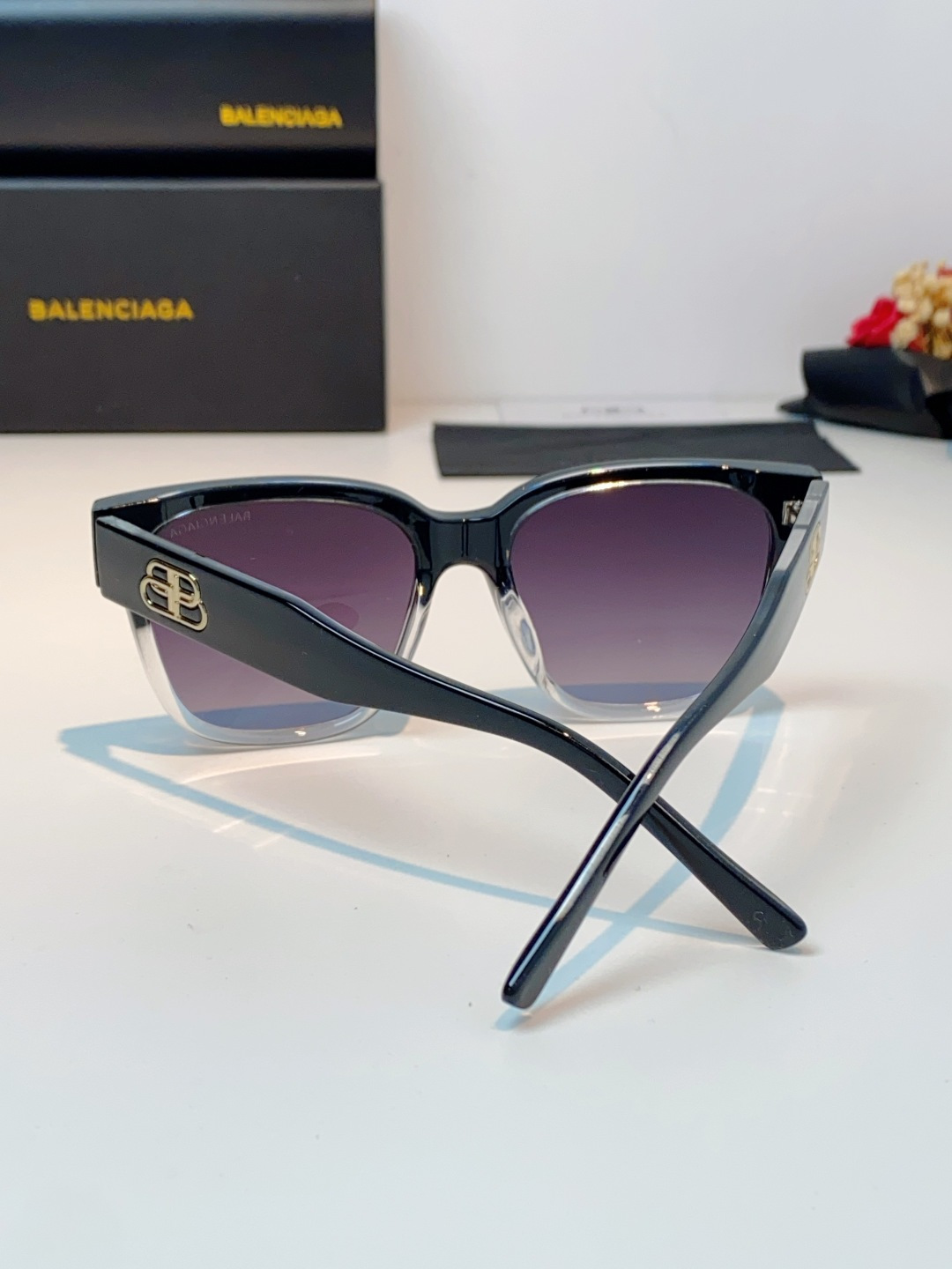 🔺BALENCIA巴黎世家🔻（⚠⚠正品是单边镜腿logo）但这款的工艺水准还是很高的，镜腿大B的logo
