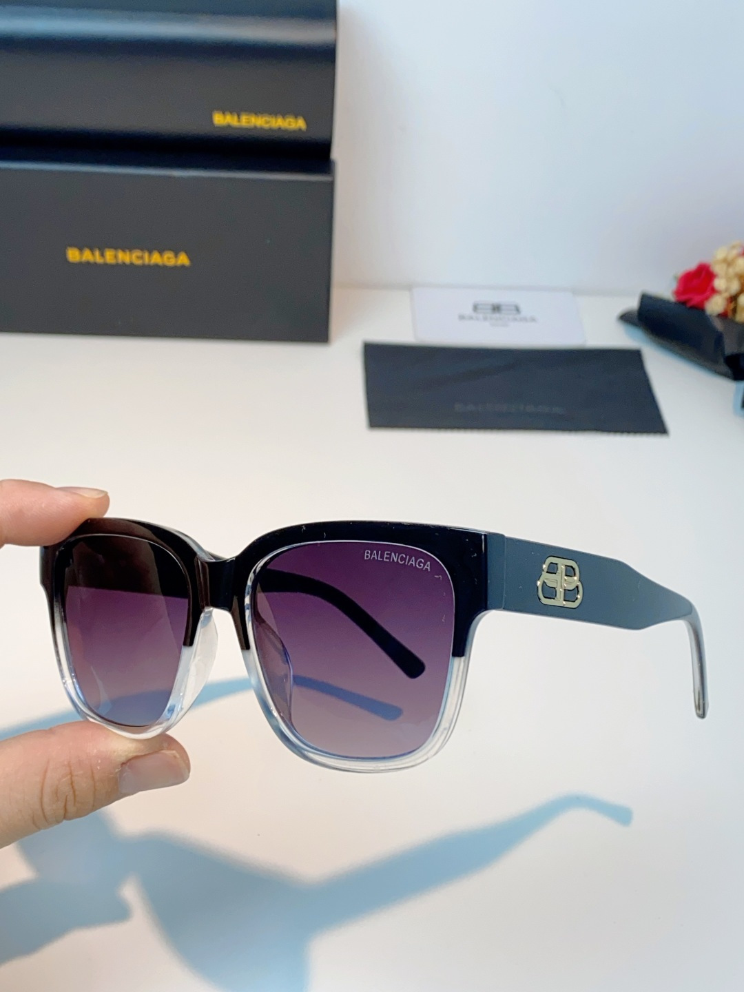 🔺BALENCIA巴黎世家🔻（⚠⚠正品是单边镜腿logo）但这款的工艺水准还是很高的，镜腿大B的logo
