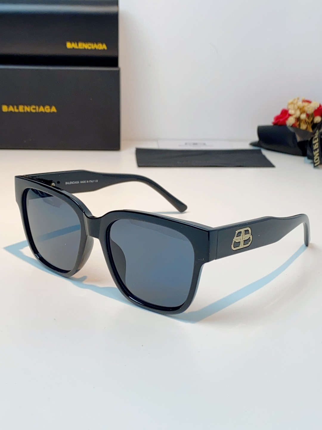 🔺BALENCIA巴黎世家🔻（⚠⚠正品是单边镜腿logo）但这款的工艺水准还是很高的，镜腿大B的logo
