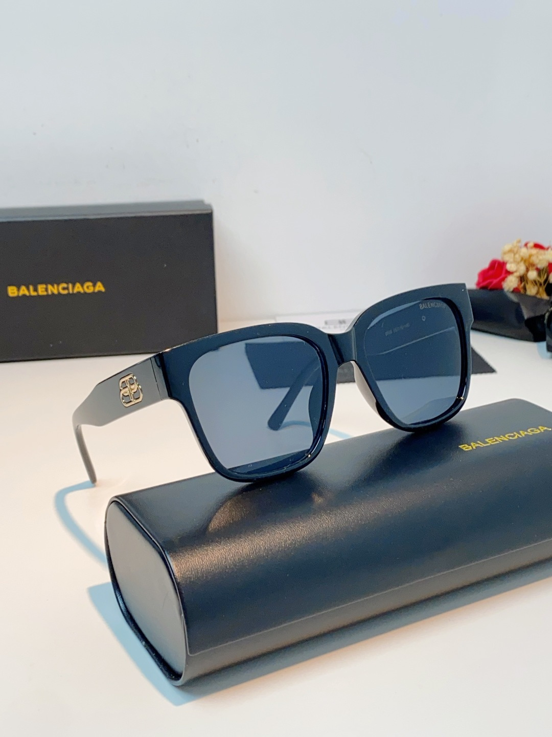 🔺BALENCIA巴黎世家🔻（⚠⚠正品是单边镜腿logo）但这款的工艺水准还是很高的，镜腿大B的logo