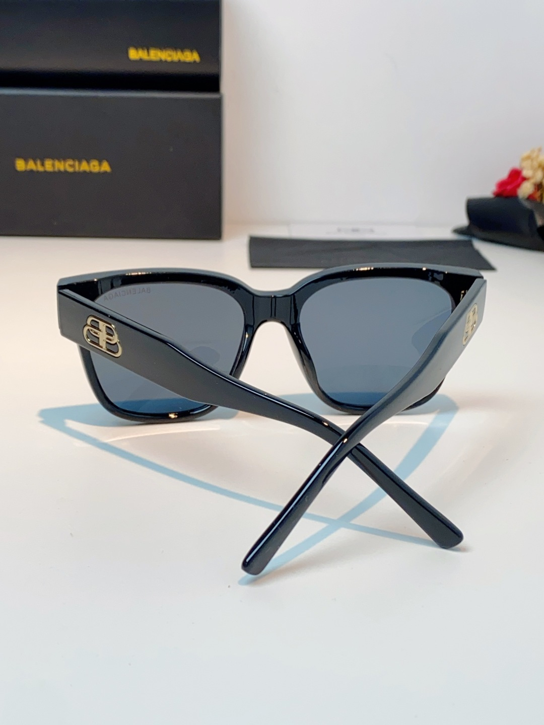 🔺BALENCIA巴黎世家🔻（⚠⚠正品是单边镜腿logo）但这款的工艺水准还是很高的，镜腿大B的logo