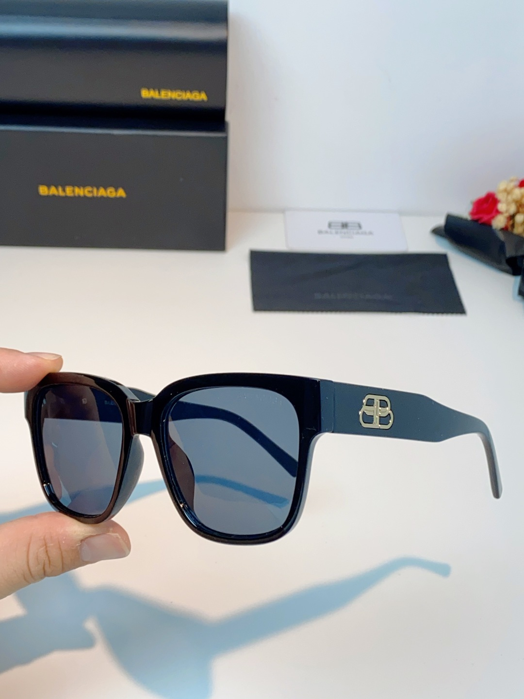🔺BALENCIA巴黎世家🔻（⚠⚠正品是单边镜腿logo）但这款的工艺水准还是很高的，镜腿大B的logo