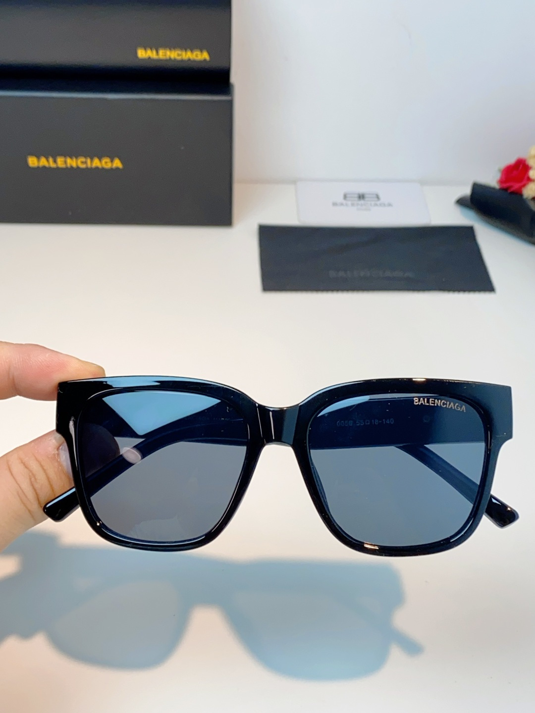 🔺BALENCIA巴黎世家🔻（⚠⚠正品是单边镜腿logo）但这款的工艺水准还是很高的，镜腿大B的logo