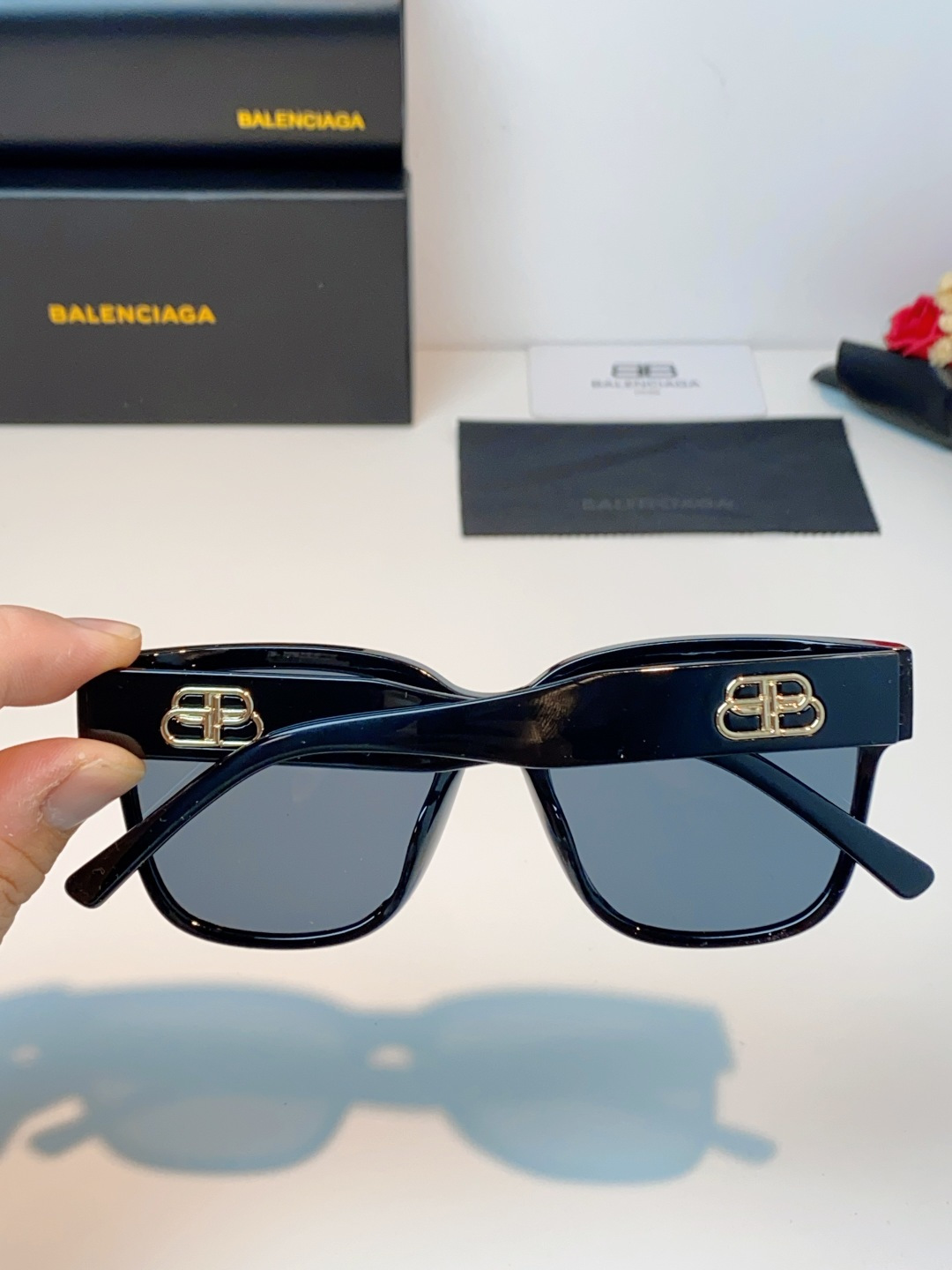 🔺BALENCIA巴黎世家🔻（⚠⚠正品是单边镜腿logo）但这款的工艺水准还是很高的，镜腿大B的logo