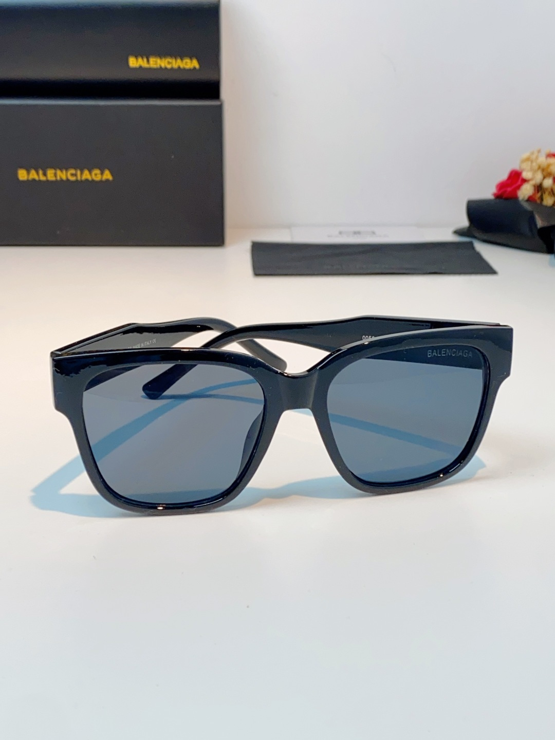 🔺BALENCIA巴黎世家🔻（⚠⚠正品是单边镜腿logo）但这款的工艺水准还是很高的，镜腿大B的logo
